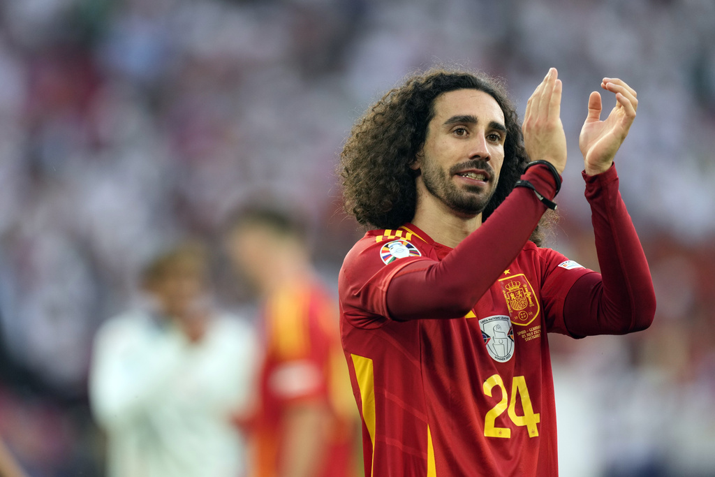 Bị la ó, Cucurella đáp trả cực gắt