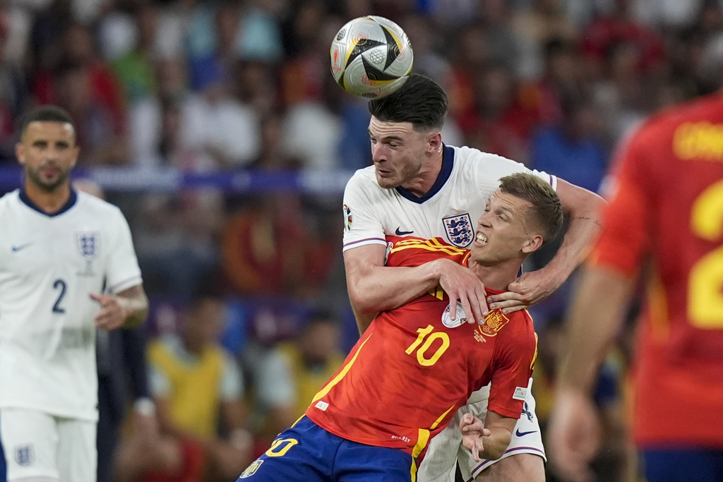 Van der Vaart: "100 triệu euro cho Declan Rice. Cậu ta làm được gì? Thật vô dụng"