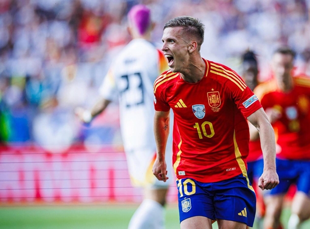Dani Olmo bất ngờ bóng gió về tương lai