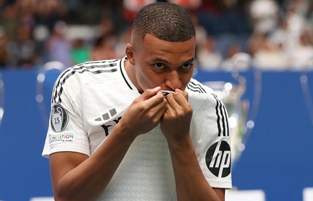 Mẹ Mbappe: "Tôi nghĩ thằng bé bị điên"