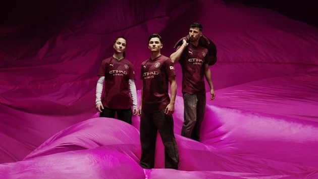 Ảnh bài viết Man City trình làng áo đấu mới siêu quyến rũ: Bất ngờ Ederson!