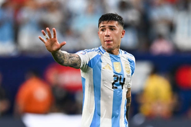 Nương tay với Enzo Fernandez, Chelsea bị chỉ trích nặng nề