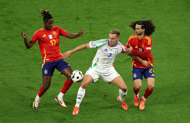 Cucurella khuyên sao TBN từ chối Barca