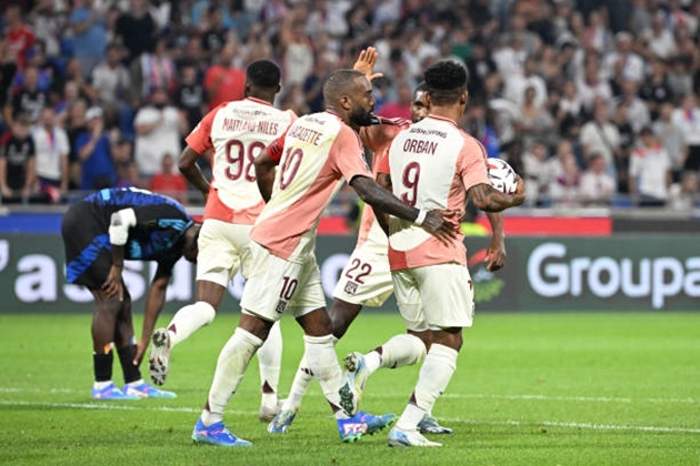 Ngược dòng quả cảm, Matic, Lacazette có 3 điểm đầu tiên với Lyon