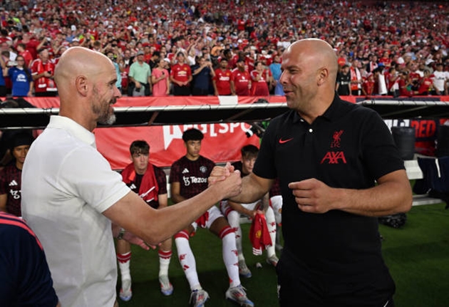 Arne Slot vừa cho Erik ten Hag "một cái tát" đau đớn