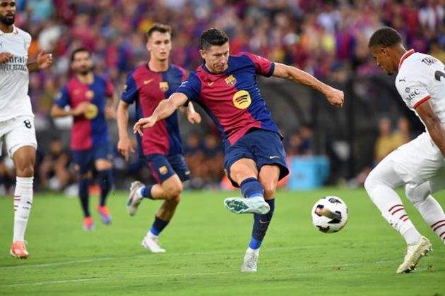 Lewandowski tỏa sáng, Barca - AC Milan rượt đuổi hấp dẫn