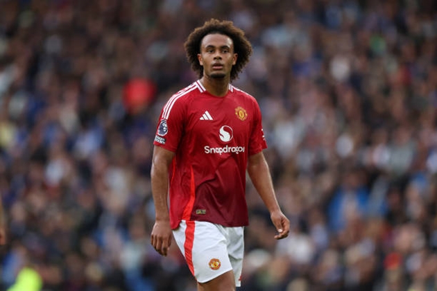 Ảnh bài viết Tiếp Liverpool, Neville thúc giục Ten Hag trao cơ hội cho Zirkzee