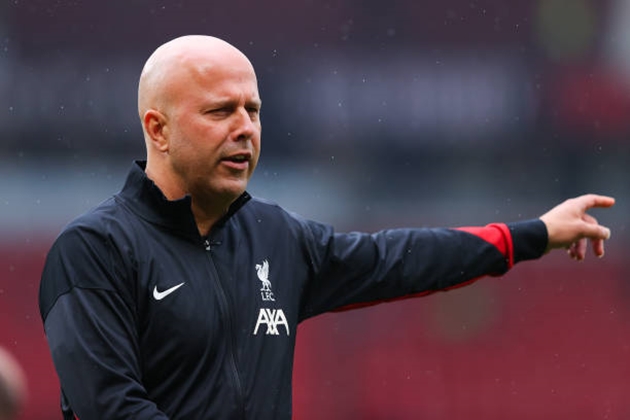 Ảnh bài viết Arne Slot cập nhật tình hình của Chiesa và Mac Allister