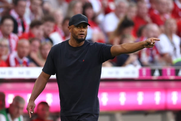 Kompany gây choáng với "phong cách Guardiola"