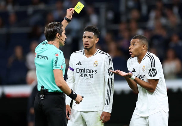 Mbappe bị trọng tài "dằn mặt"