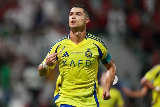Ronaldo "đá đểu" 2 huyền thoại bóng đá Anh