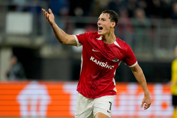 Ảnh bài viết Arsenal tranh Van Bommel với Man City