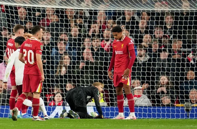 Bị đồng đội "chơi khó", sao trẻ Liverpool bất đắc dĩ đá phản lưới nhà 