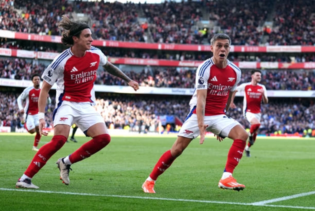 Người hùng Trossard cứu rỗi Arsenal