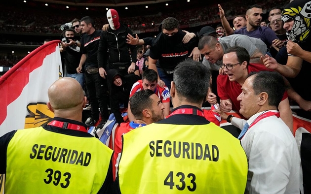 Cổ động viên Atletico làm loạn, Derby Madrid gián đoạn gần 20 phút