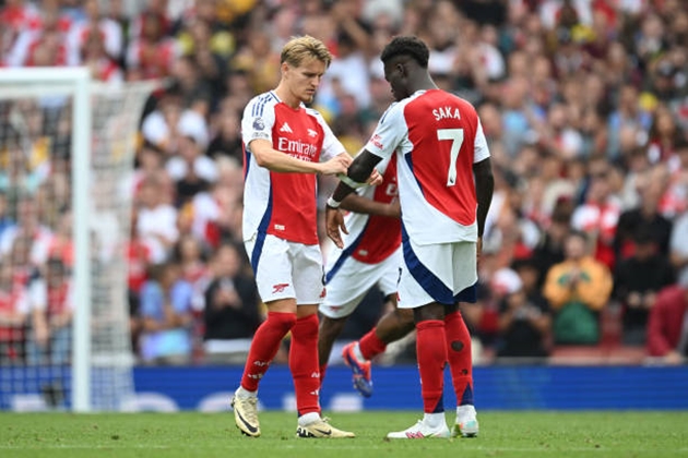 Saka giúp Arsenal tạm quên Odegaard