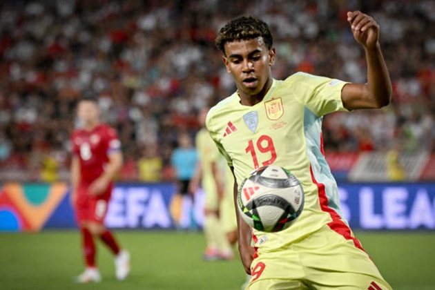 Ảnh bài viết "Bào sức" Yamal, De la Fuente chọc giận Barca