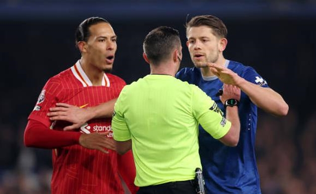 Liverpool mất điểm phút cuối, Van Dijk chỉ trích trọng tài