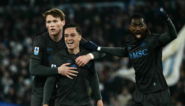 Napoli bị Lazio níu chân; AC Milan thắng nhọc nhằn Verona