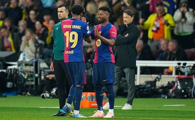 Đánh bại Dortmund, Hansi Flick bất ngờ khen ngợi "người thừa" Barca