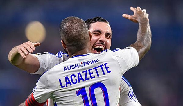 AS Monaco "run rẩy" trong top 2; Lyon bay vào top 4