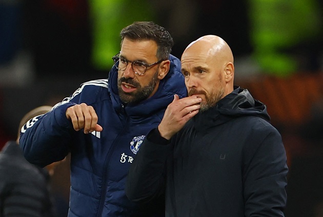 Ảnh bài viết "Van Nistelrooy chẳng giúp gì, chỉ chờ Ten Hag bị sa thải"