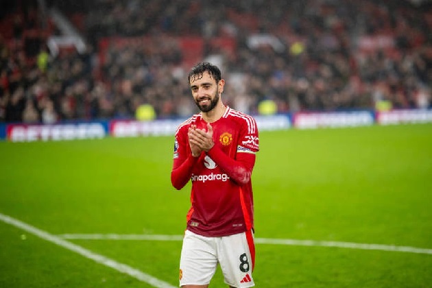 Bruno Fernandes giúp đỡ hành khách gặp nạn trên máy bay