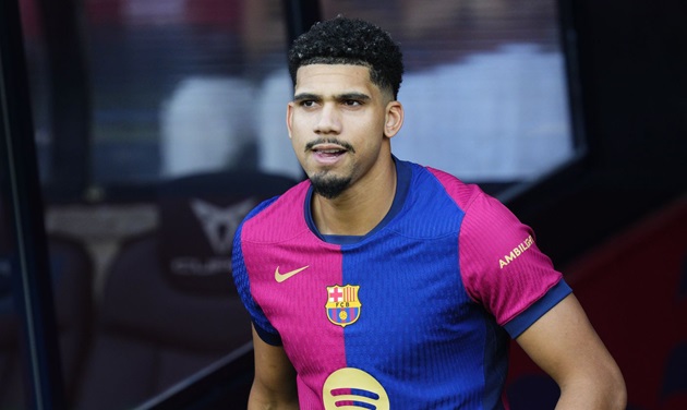 Ronald Araujo ấn định ngày tái xuất sân cỏ