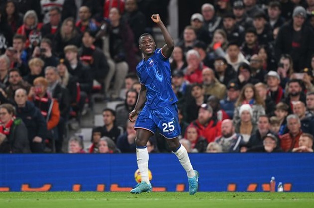 Caicedo nói gì sau siêu phẩm vào lưới Manchester United?