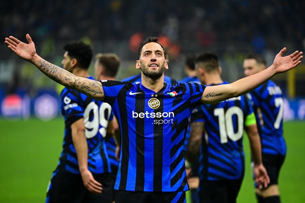 Calhanoglu bắt bài cách bắt penalty của David Raya