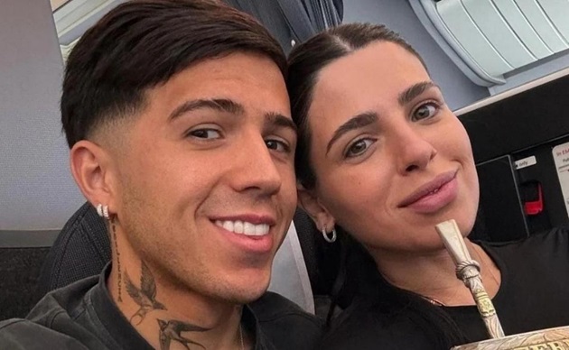 Enzo Fernandez rủ vợ cũ cùng đón năm mới