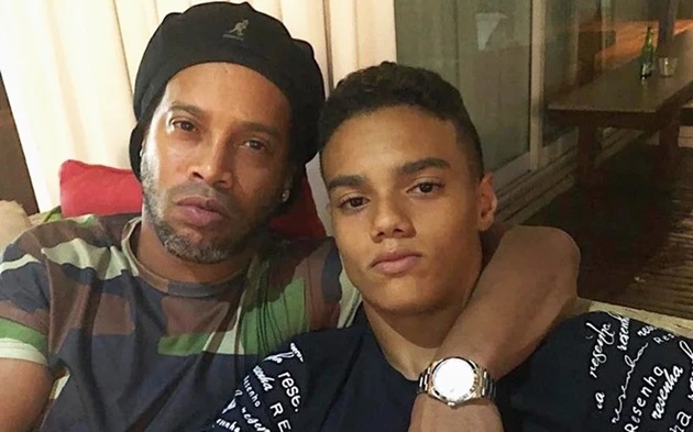 Ronaldinho chuẩn bị lên chức ông nội