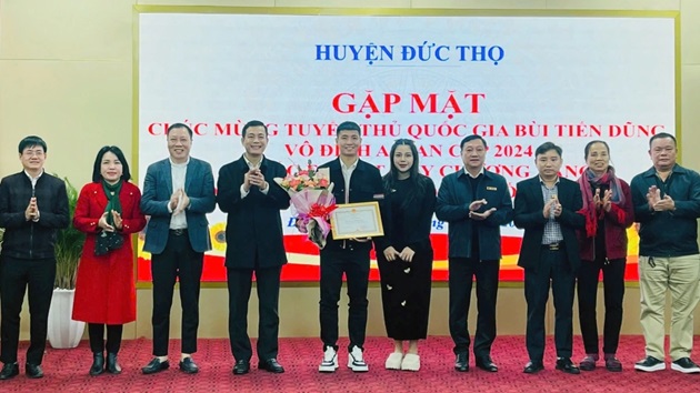 Bùi Tiến Dũng có hành động ý nghĩa sau khi được vinh danh ở quê nhà