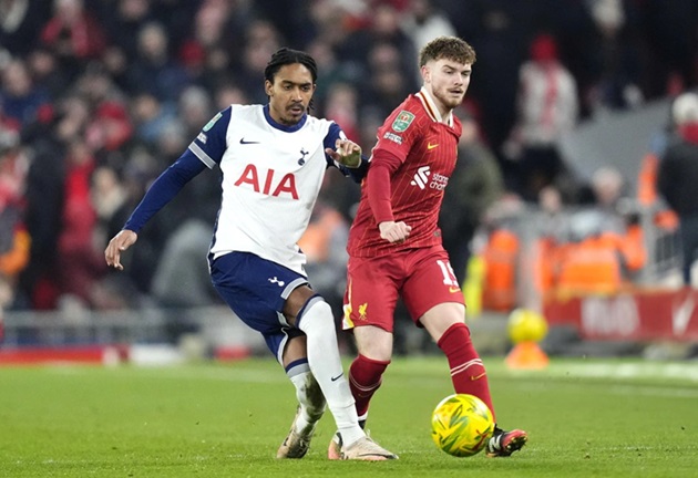 Jamie Carragher chỉ trích hàng tiền vệ Tottenham