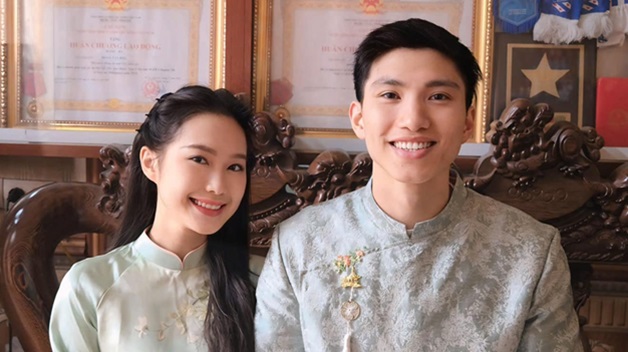 Xúc động hình ảnh bà xã động viên Văn Hậu vượt khó