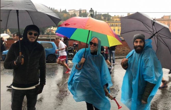 Icardi được fan cuồng hôn thắm thiết dưới mưa - Bóng Đá