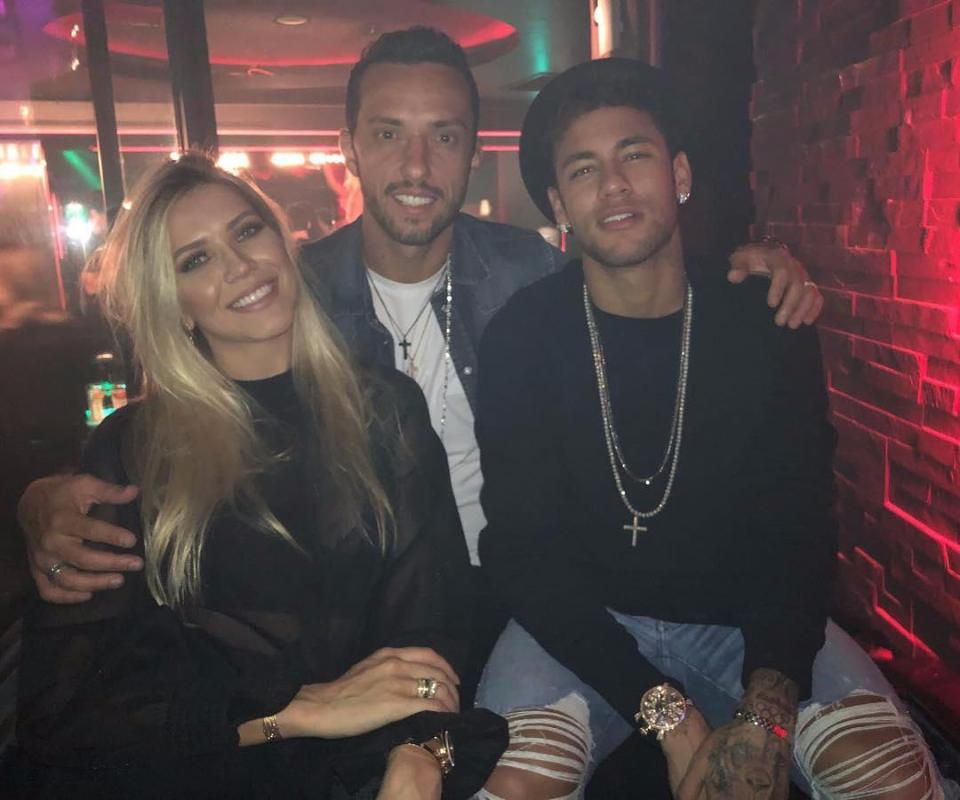 Neymar bị bắt gặp đang 'quẩy' tại quê nhà - Bóng Đá