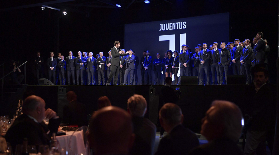 Sao Juventus hóa soái ca trong trong dạ tiệc giáng sinh - Bóng Đá