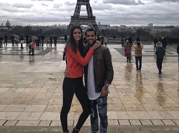 Dani Alves khoe ảnh tình tứ bên vợ dưới tháp Eiffel