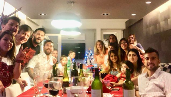 Messi khoe đại gia đình hạnh phúc đón năm mới - Bóng Đá