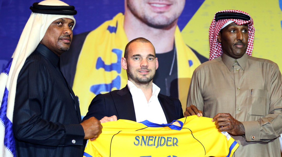 Sneijder gượng cười trong ngày sang Qatar thi đấu - Bóng Đá