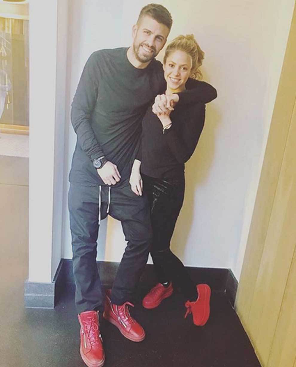 Pique - Shakira diện đồ đôi như 'vợ chồng son'  - Bóng Đá