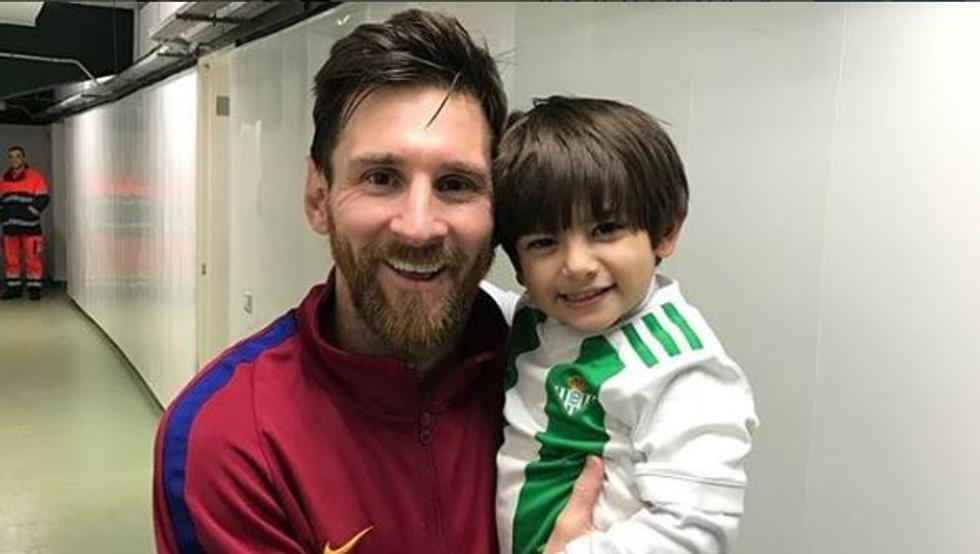 Sắp đón quý tử thứ 3, Messi vẫn ôm con người lạ - Bóng Đá