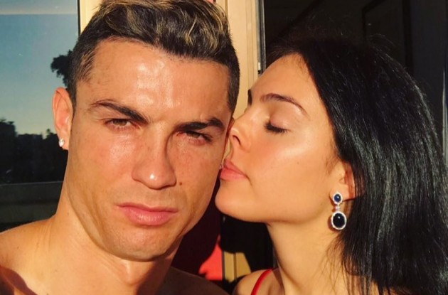 Người yêu khoe ảnh an ủi Ronaldo sau chấn thương