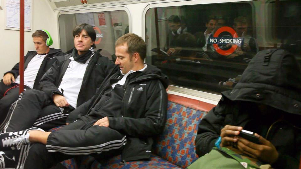 Bất ngờ với hình ảnh giản dị của sao bóng đá trên tàu điện ngầm - Bóng Đá