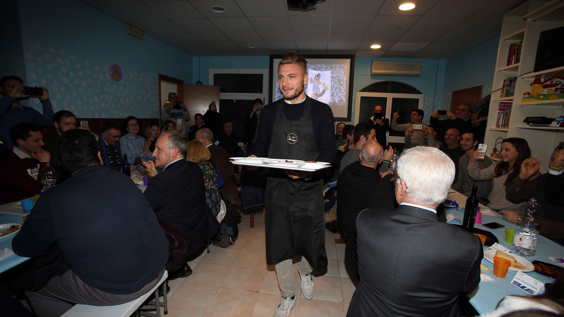 Sao Lazio hóa 'soái ca bồi bàn' phục vụ bệnh nhi - Bóng Đá