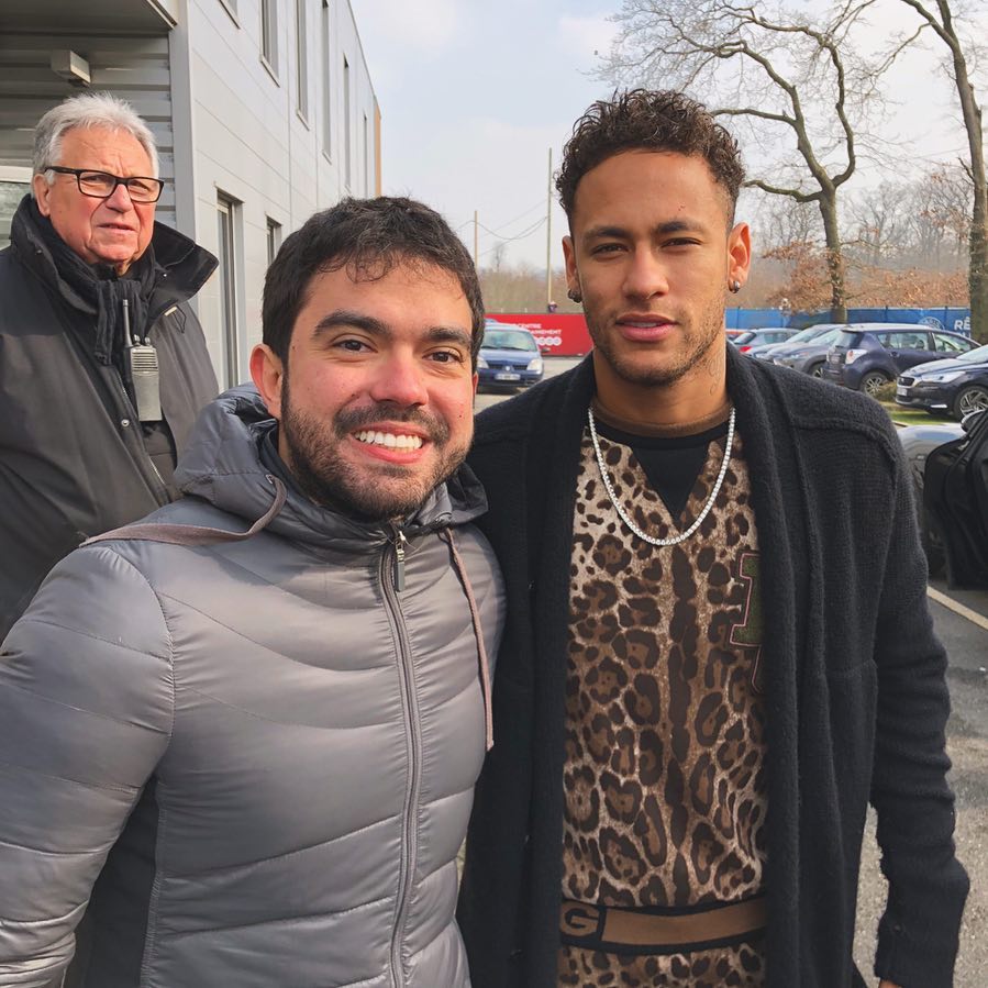 Neymar 'hù dọa' fan với gu thời trang hổ báo - Bóng Đá