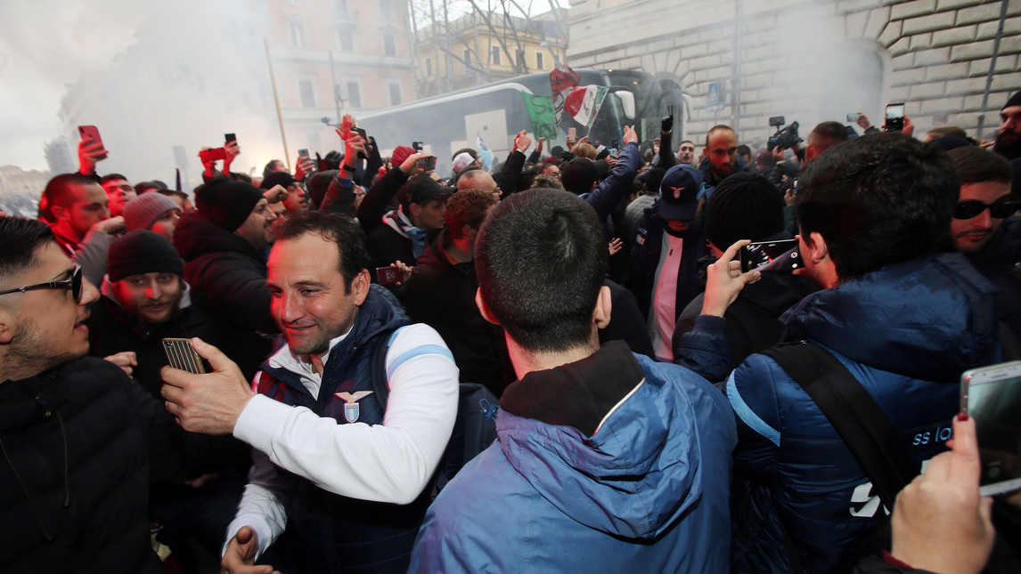 Sao Lazio gượng cười khi bị fan 'đè đầu cưỡi cổ'  - Bóng Đá