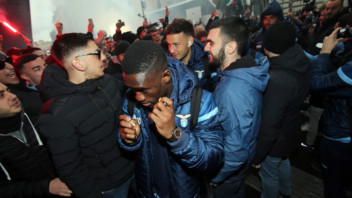 Sao Lazio gượng cười khi bị fan 'đè đầu cưỡi cổ'  - Bóng Đá