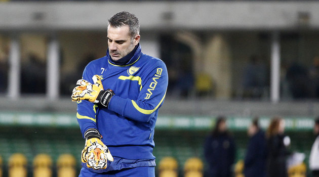 Thủ môn Chievo đeo găng tay hổ dữ để tưởng nhớ Astori - Bóng Đá